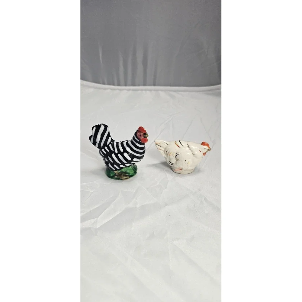 Vintage Chicken Hen Salt & Pepper Shakers Mismatched Pair Japan Black‎ White